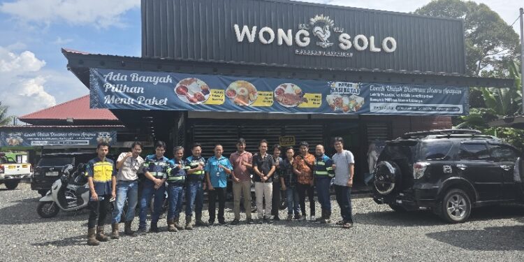 Jajaran PT SIS dan PWI Barito Timur, berpose usai silahturahmi dan makan siang bersama, Kamis (4/6/2026).