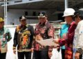 Bupati Barito Utara H. Shalahuddin, didampingi Wabul Felix Sonadie Y Tingan, meninjau sejumlah proyek pembangunan, Kamis (4/6/2026).