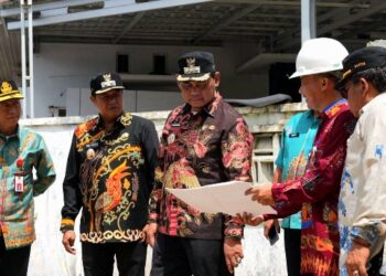 Bupati Barito Utara H. Shalahuddin, didampingi Wabul Felix Sonadie Y Tingan, meninjau sejumlah proyek pembangunan, Kamis (4/6/2026).