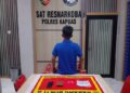 AY (29) dan barang bukti.