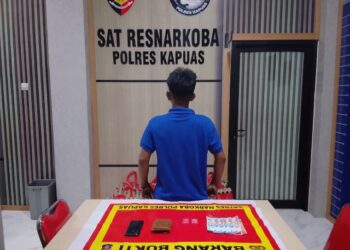 AY (29) dan barang bukti.