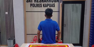 AY (29) dan barang bukti.