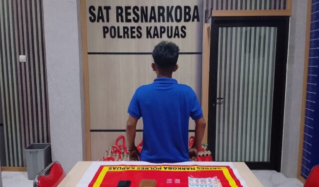 AY (29) dan barang bukti.