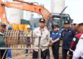 Bupati Barito Utara H. Shalahuddin, dan Wabup Felix Sonadie Y. Tingan, meninjau progres pembangunan jembatan, Jumat (5/6/2026).