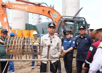 Bupati Barito Utara H. Shalahuddin, dan Wabup Felix Sonadie Y. Tingan, meninjau progres pembangunan jembatan, Jumat (5/6/2026).