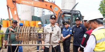 Bupati Barito Utara H. Shalahuddin, dan Wabup Felix Sonadie Y. Tingan, meninjau progres pembangunan jembatan, Jumat (5/6/2026).