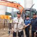 Bupati Barito Utara H. Shalahuddin, dan Wabup Felix Sonadie Y. Tingan, meninjau progres pembangunan jembatan, Jumat (5/6/2026).