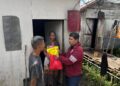 Kasat Resnarkoba Polres Kapuas AKP Budi Utomo, terjun langsung menyalurkan bantuan, Sabtu (6/6/2026).