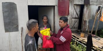 Kasat Resnarkoba Polres Kapuas AKP Budi Utomo, terjun langsung menyalurkan bantuan, Sabtu (6/6/2026).