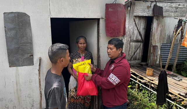 Kasat Resnarkoba Polres Kapuas AKP Budi Utomo, terjun langsung menyalurkan bantuan, Sabtu (6/6/2026).