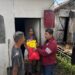 Kasat Resnarkoba Polres Kapuas AKP Budi Utomo, terjun langsung menyalurkan bantuan, Sabtu (6/6/2026).