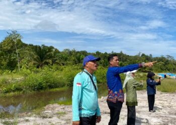 Kepala Rutan Tamiang Layang, Agung Novarianto, dan jajaran bersama aparatur Desa Sarapat meninjau lahan , Jumat (5/6/2026).
