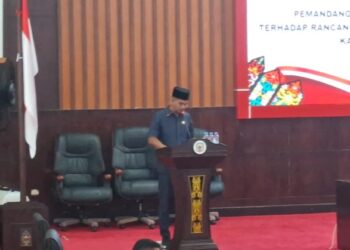 Juru Bicara Fraksi NasDem, Fahriadi, saat menyampaikan pandangan umum fraksi terhadap Rancangan Peraturan Daerah (Raperda) tentang Pertanggungjawaban Pelaksanaan APBD Kabupaten Murung Raya TA 2025, Jumat (5/6/2026).