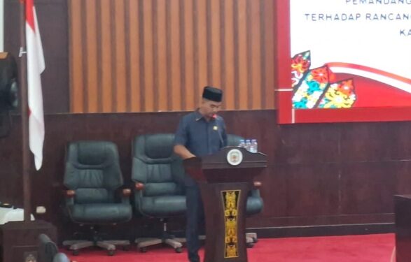 Juru Bicara Fraksi NasDem, Fahriadi, saat menyampaikan pandangan umum fraksi terhadap Rancangan Peraturan Daerah (Raperda) tentang Pertanggungjawaban Pelaksanaan APBD Kabupaten Murung Raya TA 2025, Jumat (5/6/2026).