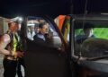 Personel gabungan Polres Barito Timur, melakukan pemeriksaan kendaraan dalam cipta kondisi, Sabtu malam (6/6/2026). (Ist)