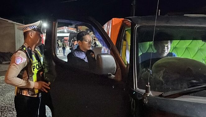 Personel gabungan Polres Barito Timur, melakukan pemeriksaan kendaraan dalam cipta kondisi, Sabtu malam (6/6/2026). (Ist)