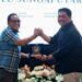 Bupati Barito Utara H. Shalahuddin, dan Bupati Hulu Sungai Utara, H. Sahrujani, bertukar plangkat daerah dalam pertemuan silahturahmi, Jumat (5/6/2026).