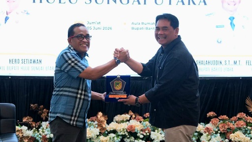 Bupati Barito Utara H. Shalahuddin, dan Bupati Hulu Sungai Utara, H. Sahrujani, bertukar plangkat daerah dalam pertemuan silahturahmi, Jumat (5/6/2026).