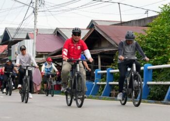 Bupati Barito Utara H. Shalahuddin, bersepeda meninjau kebersihan Kota Muara Teweh, Minggu (7/6/2026).