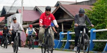 Bupati Barito Utara H. Shalahuddin, bersepeda meninjau kebersihan Kota Muara Teweh, Minggu (7/6/2026).