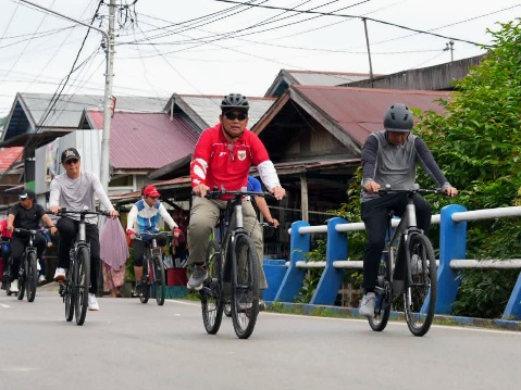 Bupati Barito Utara H. Shalahuddin, bersepeda meninjau kebersihan Kota Muara Teweh, Minggu (7/6/2026).