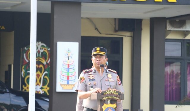 Kapolres Bartim AKBP Eddy Santoso, menyampaikam arahan dalam apel, Senin (8/6/2026).