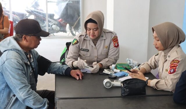 Pelaksanaan cek kesehatan masyarakat yang dilaksanakan tim dokes Polres Barito Timur, Senin (8/6/2026).