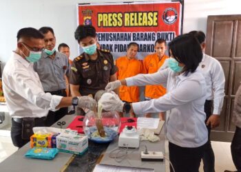 Pemusnahan barang bukti sabu dan ekstasi yang dilakukan jajaran Satresnarkoba Polresta Palangka Raya, Senin (8/6/2026). (Ist)