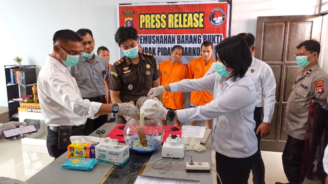 Pemusnahan barang bukti sabu dan ekstasi yang dilakukan jajaran Satresnarkoba Polresta Palangka Raya, Senin (8/6/2026). (Ist)