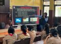 Personel Satresnarkoba Polresta Palangka Raya memberikan edukasi kepada siswa SMAN 1, Senin (8/6/2026).