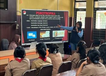Personel Satresnarkoba Polresta Palangka Raya memberikan edukasi kepada siswa SMAN 1, Senin (8/6/2026).