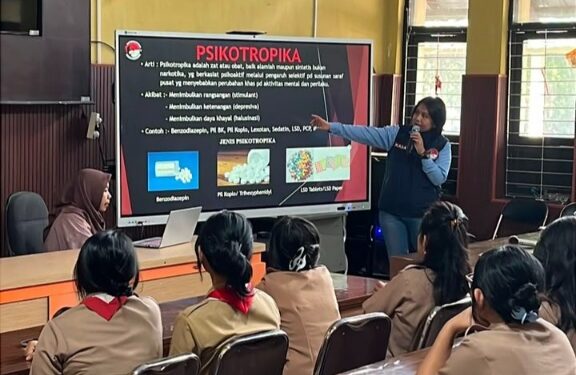 Personel Satresnarkoba Polresta Palangka Raya memberikan edukasi kepada siswa SMAN 1, Senin (8/6/2026).