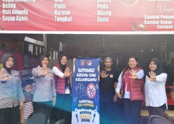 Jajaran Polwan Satresnarkoba Polres Kapuas, yang turun melakukan pemasangan banner anti narkoba di salah satu rumah makan, Senin (8/6/2026).