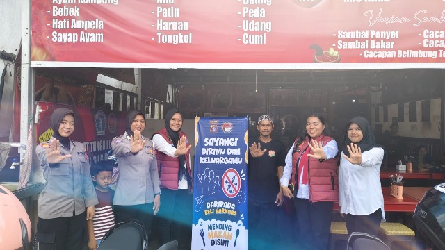 Jajaran Polwan Satresnarkoba Polres Kapuas, yang turun melakukan pemasangan banner anti narkoba di salah satu rumah makan, Senin (8/6/2026).