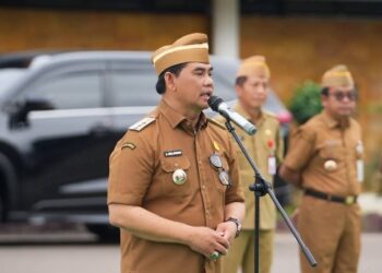 Bupati Barito Utara H. Shalahuddin, memimpin apel pagi, Senin (8/6/2026).