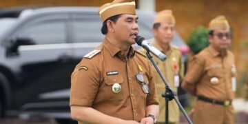 Bupati Barito Utara H. Shalahuddin, memimpin apel pagi, Senin (8/6/2026).