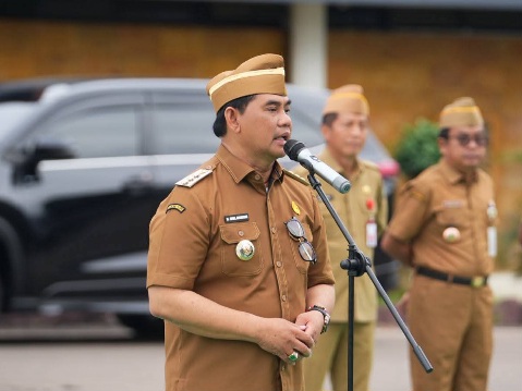 Bupati Barito Utara H. Shalahuddin, memimpin apel pagi, Senin (8/6/2026).