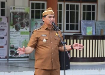Bupati Barito Utara H. Shalahuddin, memimpin apel pagi di Dinas Lingkungan Hidup setempat, Selasa (9/6/2026).