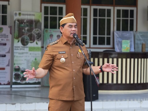 Bupati Barito Utara H. Shalahuddin, memimpin apel pagi di Dinas Lingkungan Hidup setempat, Selasa (9/6/2026).