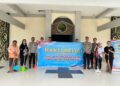 Personel Polres Bartim bersama pengurus gereja melaksanakan bhakti religi di GKE Palanungkai, Rabu (10/6/2026).