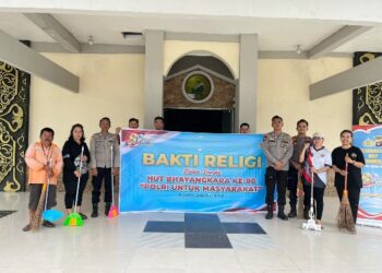 Personel Polres Bartim bersama pengurus gereja melaksanakan bhakti religi di GKE Palanungkai, Rabu (10/6/2026).