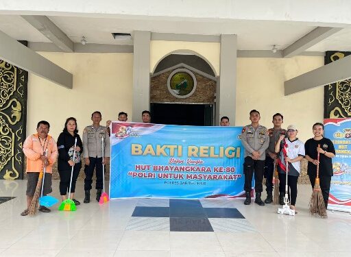 Personel Polres Bartim bersama pengurus gereja melaksanakan bhakti religi di GKE Palanungkai, Rabu (10/6/2026).