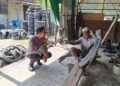 Bhabinkamtibmas Polsek Bukit Batu, Aipda Alon, bercengkrama dengan pengrajin ban bekas, Rabu (10/6/2026).