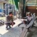 Bhabinkamtibmas Polsek Bukit Batu, Aipda Alon, bercengkrama dengan pengrajin ban bekas, Rabu (10/6/2026).