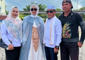 Ketua DPRD Murung Raya, H. Rumiadi (berpeci) berpose bersama masyarakat dalam kedatangannya dari tanah suci Mekkah, Rabu (10/6/2026).