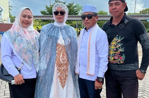 Ketua DPRD Murung Raya, H. Rumiadi (berpeci) berpose bersama masyarakat dalam kedatangannya dari tanah suci Mekkah, Rabu (10/6/2026).