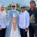 Ketua DPRD Murung Raya, H. Rumiadi (berpeci) berpose bersama masyarakat dalam kedatangannya dari tanah suci Mekkah, Rabu (10/6/2026).