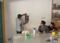 Personel Satresnarkoba Polres Kapuas memasang stiker himbauan, Rabu (10/6/2026).