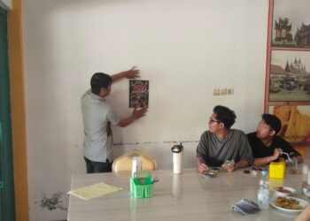 Personel Satresnarkoba Polres Kapuas memasang stiker himbauan, Rabu (10/6/2026).