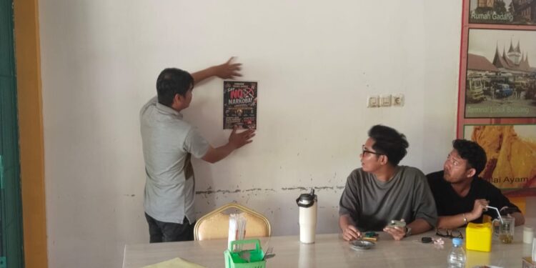 Personel Satresnarkoba Polres Kapuas memasang stiker himbauan, Rabu (10/6/2026).